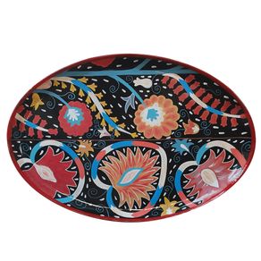 IT03-Alt-Bandeja-Ovalada-Les-Ottomans-con-Diseño-de-Flores-y-Patrones-Ikat-Pintados-a-Mano-sobre-Fondo-Negro-con-Bordes-Rojos.- IT03-Alt-Bandeja-Ovalada-Les-Ottomans-con-Diseño-de-Flores-y-Patrones-Ikat-Pintados-a-Mano-sobre-Fondo-Negro-con-Bordes-Rojos.-