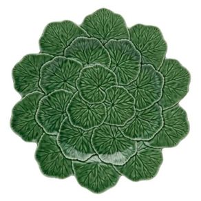 Alt-Plato-de-Sitio-Grande-en-Loza-Verde-Bordallo-Pinheiro-Coleccion-Geranio-33-cm-con-Relieves-de-Hojas-y-Flores- Alt-Plato-de-Sitio-Grande-en-Loza-Verde-Bordallo-Pinheiro-Coleccion-Geranio-33-cm-con-Relieves-de-Hojas-y-Flores-